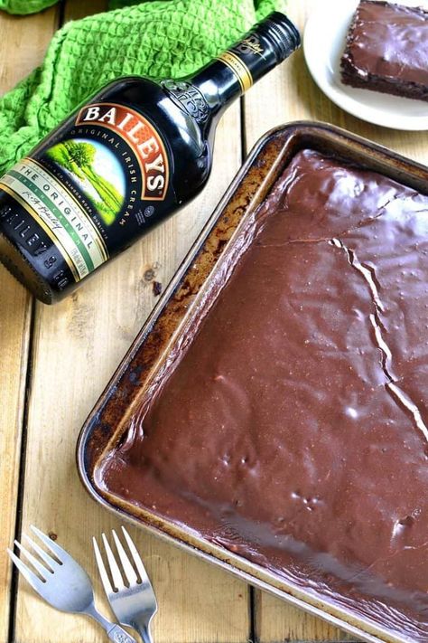 Baileys Chocolate Sheet Cake Baileys Flavor, Perfect Cake Recipe, Lemon Tree Dwelling, Napoleon Cake, Chocolate Desserts Cake, Awesome Desserts, Baileys Recipes, Chocolate Crumbs, Rich Cake