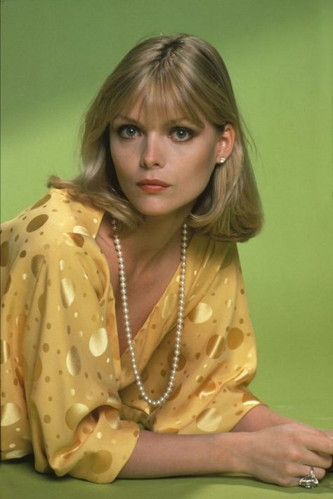 Michelle Pfeiffer, Blonde Hair, A Woman, Pearl Necklace, Blonde, Yellow, Green, Hair