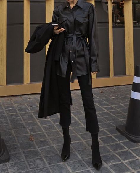 Mode Dope, Woman In Black, Andrew Jackson, Monochrome Outfit, Looks Street Style, Looks Black, Leather Shirt, All Black Outfit, Mode Inspo