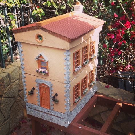 5 CREATIVE BEEHIVES Painted Bee Hives, Backyard Beehive, Bee Yard, Bee Hives Boxes, Beehive Art, Beehive Design, Bee Houses, Backyard Bee, Beekeeping For Beginners