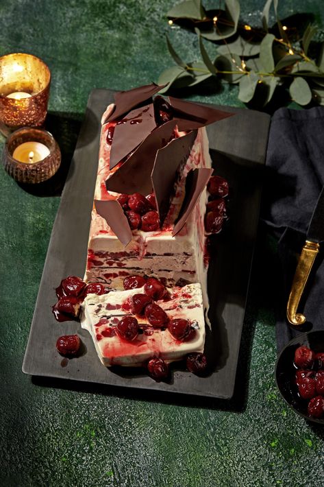 Kerst zonder stress? Ga voor een makkelijk dessert dat snel klaar is en werkelijk niet kan mislukken. Goed nieuws: op smaak hoef je in ieder geval niet in te boeten met deze toetjes voor kerst! Lees verder Midsummer Solstice, Black Forest Cheesecake, Dark Chocolate Ice Cream, Cherry Sauce, Ice Cream Cake Recipe, Make Ahead Desserts, Festive Desserts, Frozen Cherries, Cherry Recipes