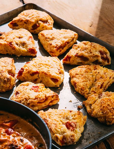 Tomato Cheddar Scones - Recipes | Tuttorosso Cheddar Scones Recipe, Cheddar Biscuit, Cheddar Scones, Salad Soup, Tomato Gravy, Tomato And Cheese, Sausage Gravy, Diced Tomatoes, Bun Recipe