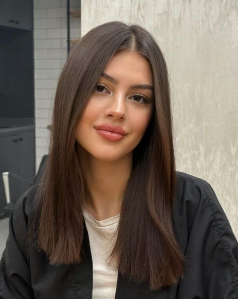 Brown Summer Hair Colors: Best 27 Ideas for a Stunning Seasonal Update Hairstyles For Brunettes Medium, Medium Length Hair With Face Framing, Brunette Hair Medium Length, Dark Medium Length Hair, Brunette Hair Warm, Medium Length Brunette Hair, Brunette Medium Length Hair, Caramel Highlights Balayage, Hair Color Trends For Brunettes