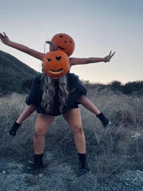 Halloween Pic Ideas, Halloween Pics Aesthetic, Pumpkin Head Photoshoot Family, Pumpkin Head Photoshoot Best Friends, Bff Halloween Photoshoot, Pumpkin Head Best Friend Photoshoot, Halloween Friend Photoshoot, Spooky Best Friend Photoshoot, Best Friend Halloween Photoshoot