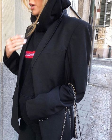 #INFLUENCERINSPO - brunettes have more fun Supreme Hoodie Outfit, Blazer Hoodie Outfit, Hoodie Outfit Women, Blazer Hoodie, Outfits Of The Week, Supreme Hoodie, Fashion Influencer, All Black Looks, Outfit Inspo Casual