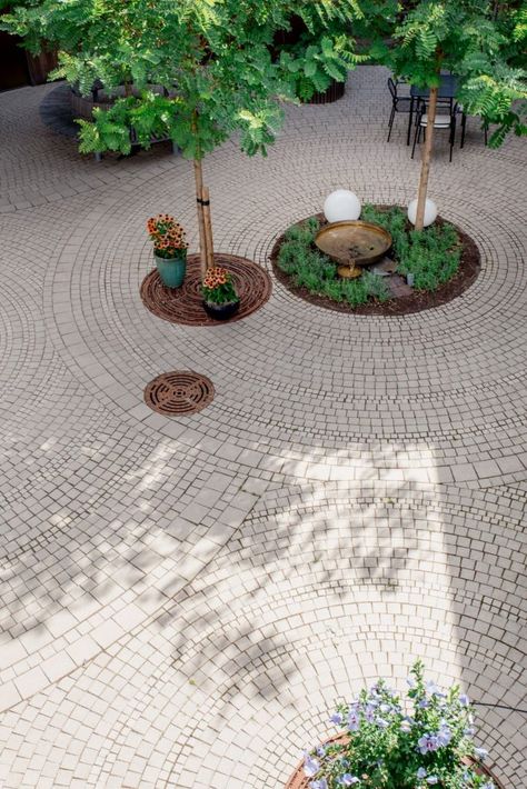 Paved Patio Ideas, Brick Landscape, Landscape Paving, Concrete Pavers Walkway, Pavers Walkway, Planning Landscape, Pavement Design, Deck Outdoor, Landscape And Urbanism Architecture