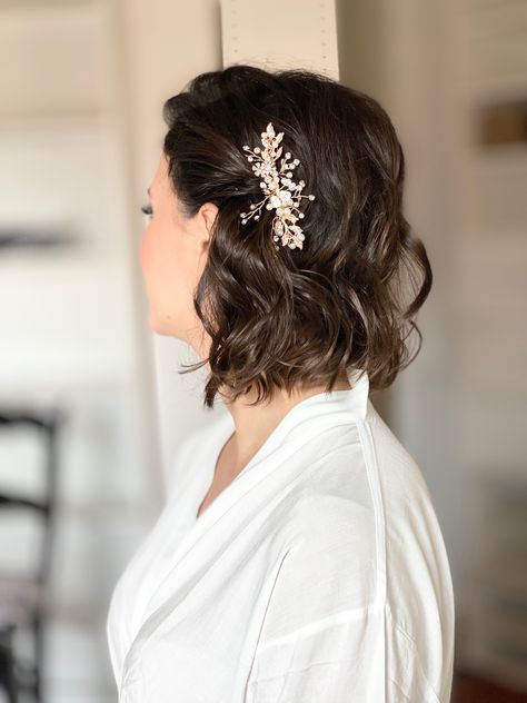 Bride Hair For Shoulder Length, Shirt Hair Wedding Styles, Bridal Hair Down Short Length, Short Hair Pinned Back, Short Hair For Bride, Short Hair Curls Wedding, Short Hair Loose Curls, Shoulder Length Bridal Hair, Bridal Bob Hairstyles