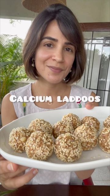 Aashti - Vegan Recipes on Instagram: "High calcium Laddoos made with just 3 ingredients! Follow @chefaashti for more vegan recipes! I know a lot of people ask me this question- “How do you get your calcium on a plant based diet”? Honestly, plants are abundant in calcium especially green leafy vegetables and lentils. However, sesame seeds are definitely one of the highest sources of calcium. If you’re into numbers - 100g of sesame seeds have about 900mg of calcium whereas 100g of milk has abo High Calcium Recipes, Baked Indian Snacks, Laddoo Recipe, Green Leafy Vegetables, Healthy Indian Recipes, High Calcium, Snack Bites, Sources Of Calcium, Leafy Vegetables