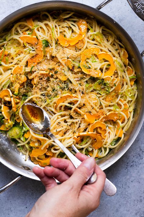 Spaghetti with Squash, Brussel Sprouts, and Brown Butter (could add chicken sausage) Brussel Sprout Pasta, Squash Pasta Recipe, Delicata Squash Recipe, Squash Pasta, Pasta Sides, Delicata Squash, Plant Based Diet Recipes, Dinner On A Budget, Spaghetti Pasta