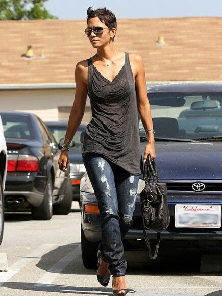 Love this look! Hally Berry, Halle Berry Style, Halle Berry, Style Crush, Zumba, Halle, Jean Outfits, Athleisure, Casual Chic