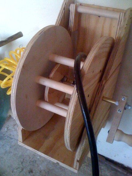 Air hose reel (cheap!) Air Hose Reel, Hose Reel, Things To Build, Wood Working Projects, Shop Projects, Shop Organization, Garage Tools, Shop Storage, Homemade Tools