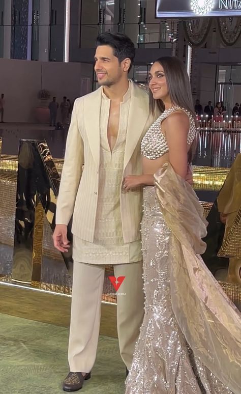 Blazer For Reception Men, Sidharth Malhotra Outfits, Formal Clothes For Men Classy, Shadi Outfit For Men, Groom Outfit For Sangeet, Kurta With Shawl Men, Best Wedding Suits For Men Indian, Marriage Outfits Men Indian, Indian Groom Wear Wedding Sherwani