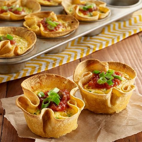 A muffin tin recipe with eggs, fresh jalapeno and cheese baked inside corn tortillas and topped with salsa for Mexican Egg Cups Loaded Chili, Mexican Egg, Chili Nachos, Mexican Eggs, Make Ahead Brunch Recipes, Egg Tortilla, Tortilla Cups, Dessert Nachos, Eggs In Muffin Tin