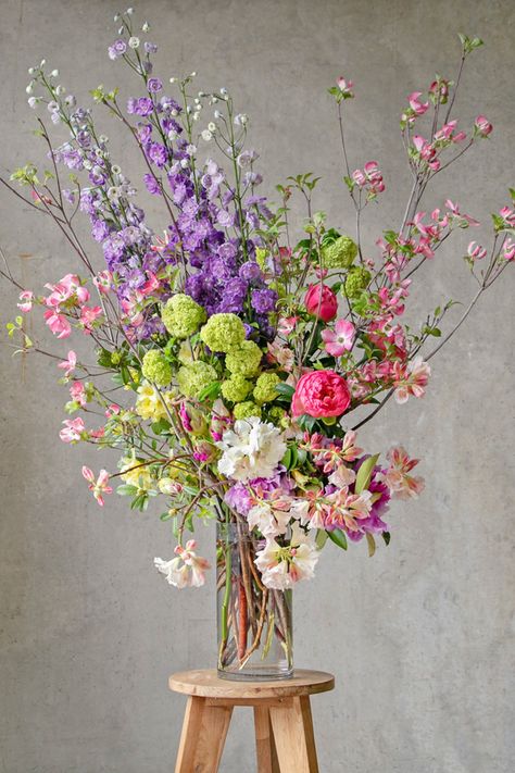 Floral arrangement inspiration by Flowers Vasette Botanical Reference, Wild Floral Arrangements, Wedding Flowers Inspiration, Colour Blind, Fresh Flower Arrangement, Floristry Design, Fresh Cuts, Spring Flower Arrangements, Reference Board