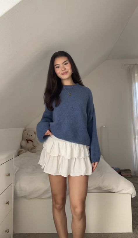 Short Flowy Skirt Outfit, Flowy Mini Skirt Outfit, White Mini Skirt Outfit, Short Flowy Skirt, Flowy Skirt Outfit, Form Outfits, Sixth Form Outfits, Flowy Mini Skirt, Mini Skirt Outfit