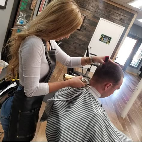 Women Barbers, Barber Shop Haircuts, Girls Short Haircuts, Mens Haircuts, Hair And Beauty Salon, Long Hair Cuts, Cool Haircuts, Short Girls, Barber Shop