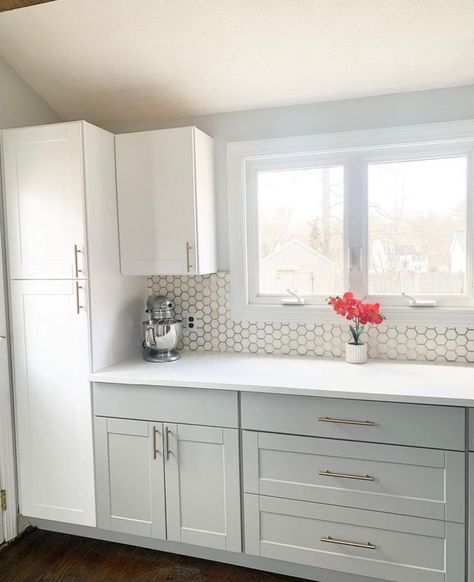 This honeycomb backsplash with gold accents ties this bright white kitchen together nicely! Backsplash With Gold Accents, Honeycomb Kitchen, New Kitchen Ideas, Bright White Kitchen, Honeycomb Backsplash, Full Kitchen, Kitchen Remodeling, White Kitchen, Carpentry