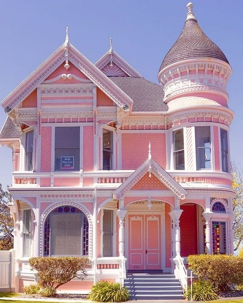 La vie est belle on Twitter: "Pink Victorian houses… " Pink Victorian House, Old Victorian Homes, Bedroom Victorian, Victorian Home Interior, Pink Victorian, Victorian Style Homes, Gorgeous Houses, Architecture Model Making, Fancy Houses