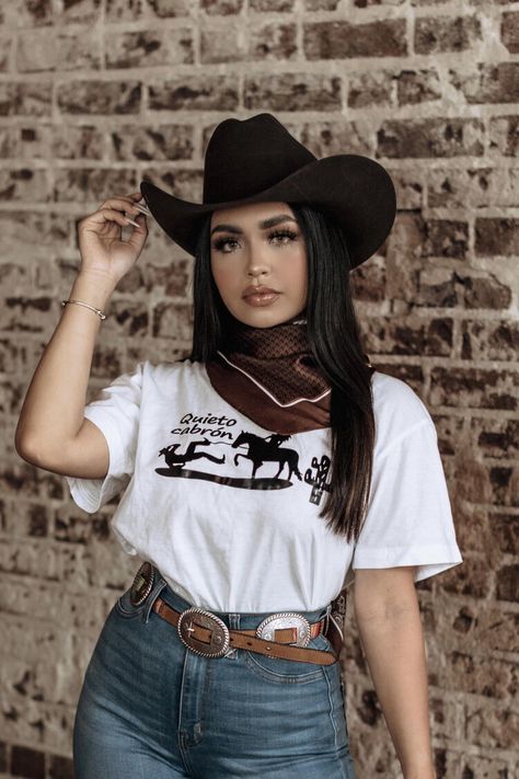 Simple Vaquera Outfits, Plus Size Vaquera Outfit, Cowgirl Outfit Ideas, Vaquera Outfits, Cowgirl Outfits For Women, Country Chic Outfits, Cute Cowgirl Outfits, Cowgirl Style Outfits, Cowgirl Outfit