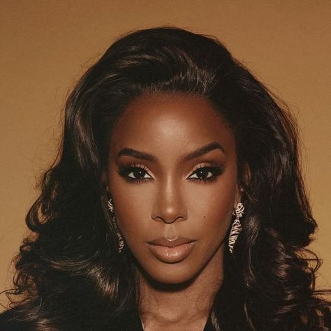 Kelly Rowland on Instagram: "🖤🤎🖤" Kelly Rowland Makeup Looks, Natural Makeup Dark Skin Black Women, Sam Fine Makeup, Kelly Rowland Aesthetic, Kelly Rowland Photoshoot, Black Queen Photoshoot, Black Bridal Makeup Dark Skin, Kelly Rowland Makeup, Black Beauty Aesthetic