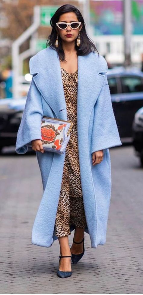 Walk of Fame. Blue Coat Outfit, Vestidos Country, Coat Outfit, Women Fashion Edgy, Pastel Fashion, Blue Coat, Womens Fashion Edgy, Blue Coats, Street Style Inspiration