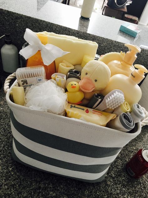 For bath themed DIY baby shower gift. Bathtub Baby Shower Gift, Baby Bath Gift Basket, Baby Bathtub Gift Basket, Baby Shower Bath Tub Gift Basket, Baby Shower Present Ideas, Baby Shower Basket, Baby Shower Basket Gift Ideas, Baby Gift Ideas, Baby Shower Gift Ideas