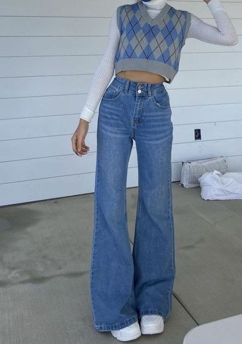 Bell Bottoms Aesthetic, Revealing Outfit Casual, Bell Bottom Jeans Outfit, Bell Bottoms Outfit, Revealing Outfit, Wide Legged Jeans, Famous Outfits, Latest Jeans, Tech Updates