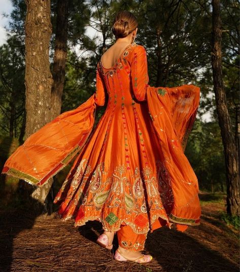 Jaggo Outfit, Desinger Dresses, Black Pakistani Dress, Bridal Suits Punjabi, Pakistani Dresses Party, Bridal Suits, Dresses Orange, Suits Punjabi, Asian Bridal Dresses