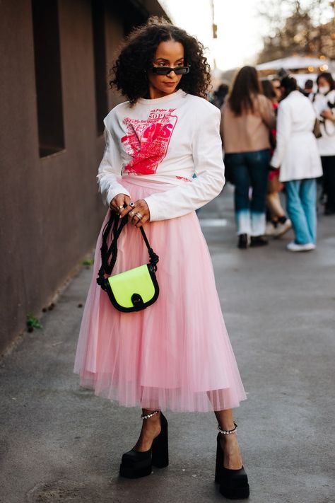 Tulle Skirt Outfits Casual, Sultry Dress, 2022 Street Style, Tulle Skirts Outfit, Milan Street Style, Winter 2022, Pink Outfits, International Fashion, Harajuku Fashion