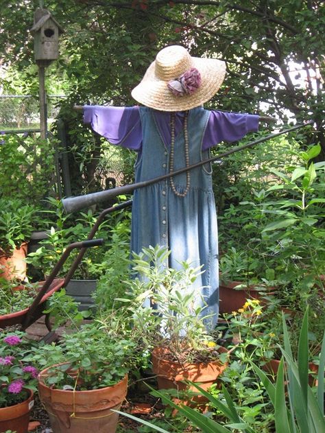 Garden Scarecrow Ideas, Garden Scarecrow, Scarecrow Ideas, Scarecrows For Garden, Garden Whimsy, Deco Floral, Veggie Garden, Country Gardening, Garden Gates