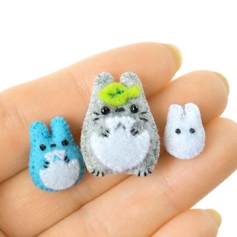 Totoro Diy, Felt Plushie, Totoro Plush, Felt Animal Patterns, Softie Pattern, Cute Sewing Projects, Felt Crafts Diy, Plushie Patterns, Sewing Stuffed Animals