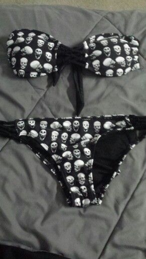 hot topic skull bikini Skull Clothes, Black Skeleton, Estilo Rock, Skull Clothing, Cute Bathing Suits, Skull Fashion, Cute Bikinis, Gothic Outfits, Up Girl