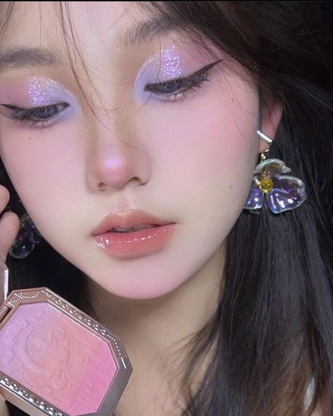 Fantasy Eyeshadow, Flower Knows Makeup, Diamond Makeup, Glittery Eye Makeup, Purple Makeup Looks, Eyeliner Eyeshadow, Eye Makeup Pictures, Purple Makeup, Ethereal Makeup