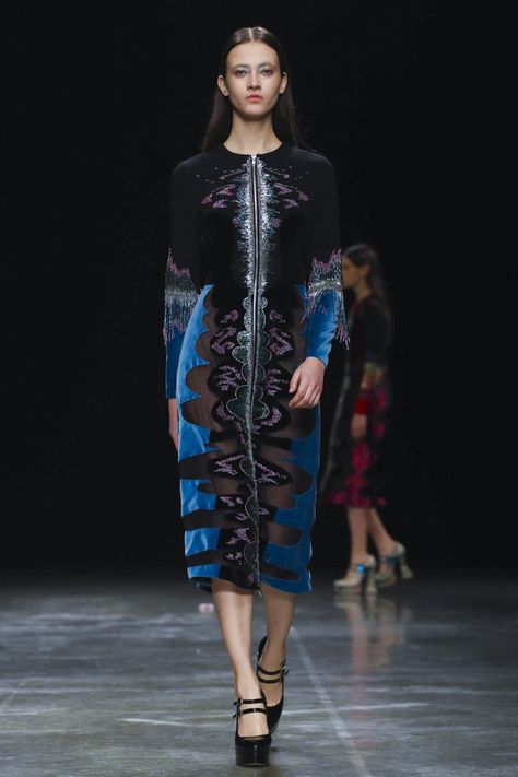 Mary Katrantzou Fashion Show Ready to Wear Collection Fall Winter 2017 in London Mary Kantrazou, Mystical Fashion, Pick Outfits, Catwalk Fashion, Mary Katrantzou, Greek Fashion, Ready To Wear Collection, Fashion Fall, Velvet Tops