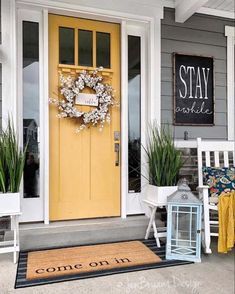 30 Gorgeous And Inviting Farmhouse Style Porch Decorating Ideas Yellow Front Door, Modern Farmhouse Porch, Farmhouse Front Door, Farmhouse Front Porches, Yellow Doors, Farmhouse Porch, Diy Outdoor Decor, Farmhouse Front, Casa Exterior