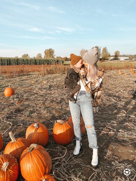 Pumpkin Patch Pictures Baby, Fall Baby Photos, Fall Baby Pictures, Fall Photoshoot Ideas, Pumpkin Patch Photoshoot, Portret Feminin, Pumpkin Patch Pictures, Pumpkin Pictures, Pumpkin Patch Outfit