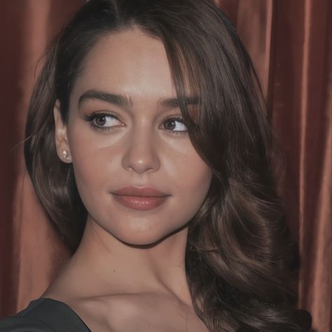 Emilia Clarke Dark Hair, Emilia Clarke Side Profile, Emilia Clarke Selfie, Emilia Clarke Aesthetic, Amelia Clarke, Emilie Clarke, Emilia Clarke Pics, Emily Clarke, Emilia Clarke Style