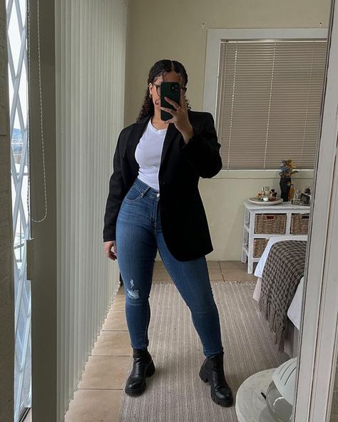 Boots Office Outfit Business Casual, Jeans And Blazer Outfit Classy Chic, Comfy Business Casual Outfits Fall, Blazer And Jeans Black Women, Jeans And Blazer Outfit Midsize, Curvy Blazer Outfit, Dark Blue Jeans Outfit Black Women, Winter Denim Blazer With Long Sleeves, Fall Cardigan Outfits Black Women