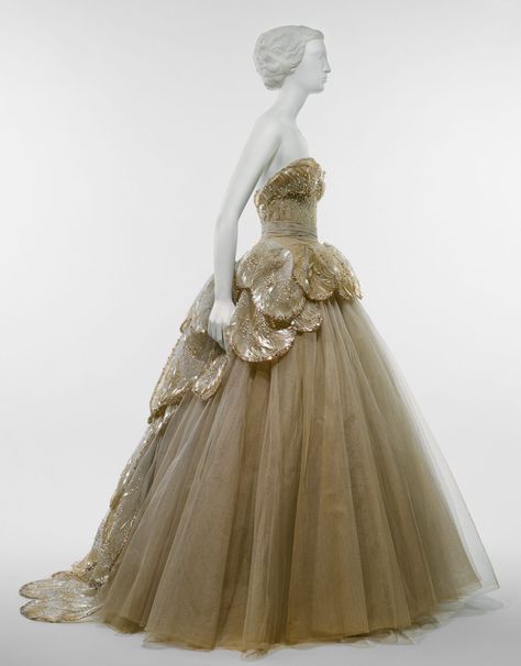 Elegant Venus dress by Christian Dior, Fall/winter 1949. The dreamy silk material covered in sequins, rhinestones, and simulated pearls is meant to mimic crescent wave patterns. Blair Waldorf Wedding, Vintage Inspired Wedding Gown, Dior Gown, Mode Glamour, Dior Vintage, Venus Dresses, Wedding Gowns Vintage, Costume Institute, Vintage Gowns