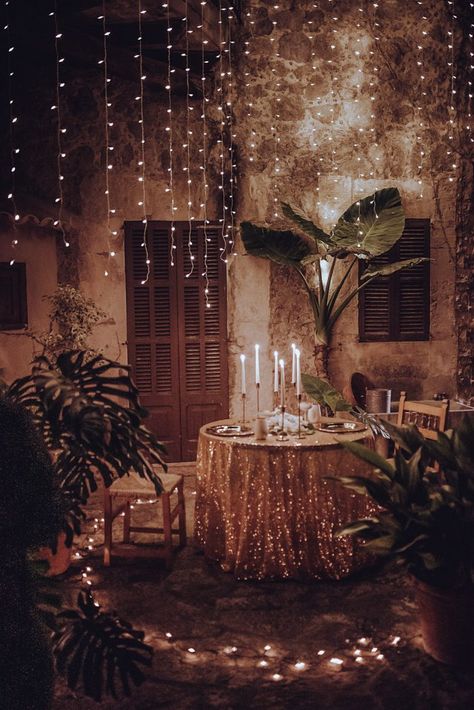 New Years Eve Backyard Party, Garden Date Night, Mallorca Elopement, Romantic Dinner Tables, Romantic Candle Dinner, Romantic Dinner Decoration, Dream Dates, Romantic Ambiance, Romantic Surprise