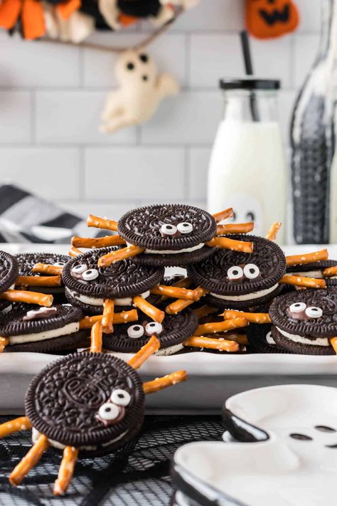 Oreo Spiders Halloween, Halloween Party Kids Food, Halloween Cooking For Kids, Lunch Halloween For Kids, Halloween Treats Desserts Easy, Halloween Snacks For Party Kids, Cute Halloween Snacks For Party, Halloween Themed Food For Kids, Halloween Baking And Desserts