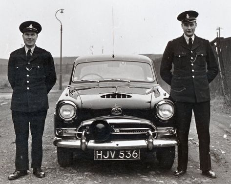 British Police Cars, Witness For The Prosecution, Prison Guard, Men's Uniforms, Police Uniforms, Guys And Dolls, Police Officers, Police Force, Policeman