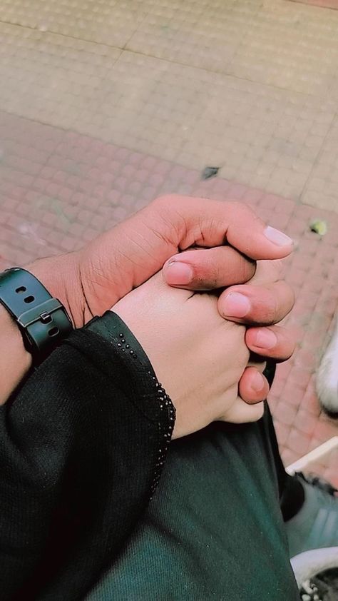 Hand Pic For Couple, Hand In Hand Couple Snapchat, Couples Hands Holding Dpz, Hand Couple Pic, Hand Pics Couple, Couple Hand Pics Snapchat, Couple Hand Snap, Couple Hand Pic For Dp, Couple Hands Aesthetic