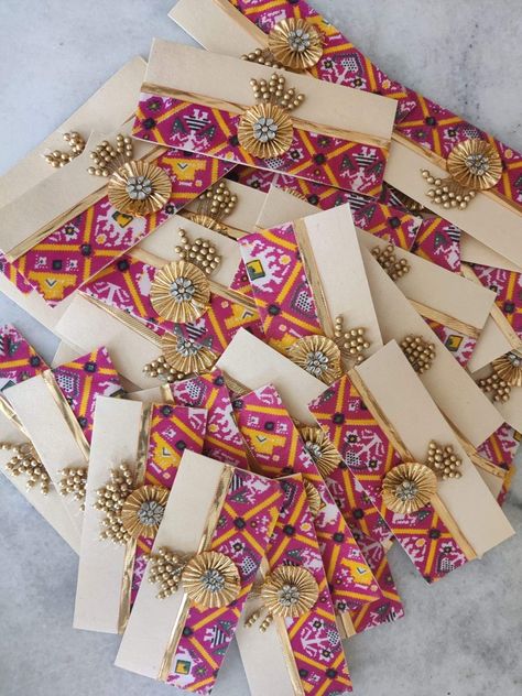 Handmade Envelopes For Wedding, Wedding Envelope Design Indian, Shagun Envelopes, Wedding Gift Hampers, Wedding Gift Items, Fancy Envelopes, Wedding Gift Pack, Quilling Work, Bridal Gift Wrapping Ideas