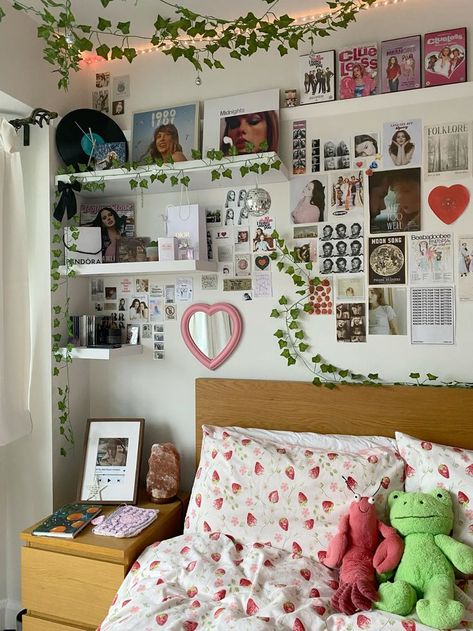 Tiny Room Decor Ideas, College Room Ideas Apartments, Fangirl Room, Stunt Doubles, Room Redesign, Pinterest Room Decor, Girly Room, Beautiful Room, Preppy Room