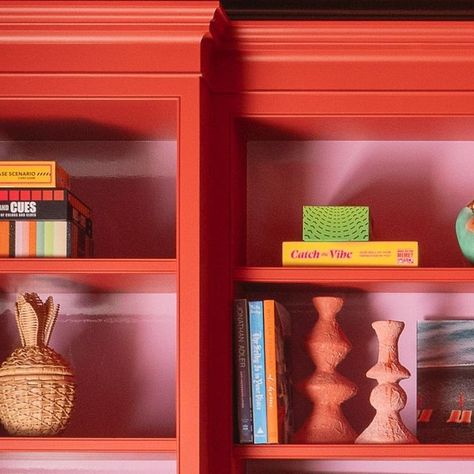 Isabel Ladd on Instagram: "My Bookshelf Styling Tips:⁠ 1. Paint the interior a different color than the exterior.⁠ 2. Pair elements of varying heights together.⁠ 3. Hang artwork or decorative plates on the interior.⁠ 4. Add wicker or wooden elements to create balance.⁠ 5. Rearrange as inspiration strikes - Let your bookshelves evolve as you evolve!⁠ ⁠ ⁠ ⭐️Bookshelves are the perfect place to reflect your interests⭐️⁠ ⁠ ⁠ ⁠ 🏡 @isabel_ladd_interiors⁠ 📸 @_plate⁠ 🌸 @decleenecreative" Bookshelf Painted Inside, Color Block Bookshelves, How To Paint Bookshelves, Bookshelf Makeover Diy Paint, Painted Book Shelf, Bookshelf Makeover Diy, Colorful Bookshelves, Painted Bookshelf, Red Bookcase