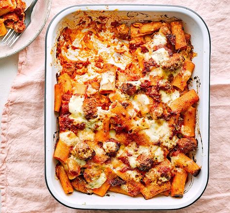 Sausage pasta bake Balance Eating, Sausage Pasta Bake, Cheesy Pasta Recipes, Cheesy Pasta Bake, Pasta Bake Recipe, Sausage Pasta Recipes, Family Dishes, Baked Pasta Recipes, Cheesy Pasta