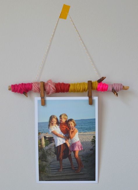 Photo Holder Diy, Photo Hanging Ideas, Stick Picture Frame, Photo Frame Crafts, Photo Hanging, Picture Hanger, Hanging Ideas, Crafty Kids, Photo Holders