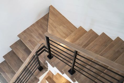 Top Trends in Indoor Railing Design for 2024 Modern Banisters And Railings, Indoor Stair Railing, Farmhouse Stairs, Indoor Railing, Interior Railings, Modern Stair Railing, Wood Railing, Metal Railings, Staircase Railings