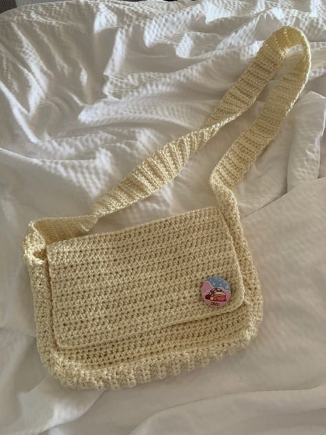 Crochet Mini Bag Aesthetic, Crochet Bag Shoulder, Everyday Crochet Bag, Cute Crochet Bag Ideas, Crochet Messenger Bag Free Pattern, Crochet Bag Beginner, Book Bag Crochet, Mini Crochet Bags, Crochet Satchel Bag